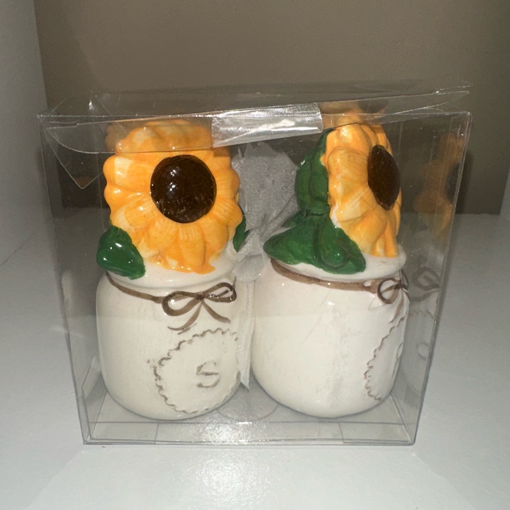 Potted Sunflowers Ceramic Salt & Pepper Shakers - NIP - Picture 5 of 5
